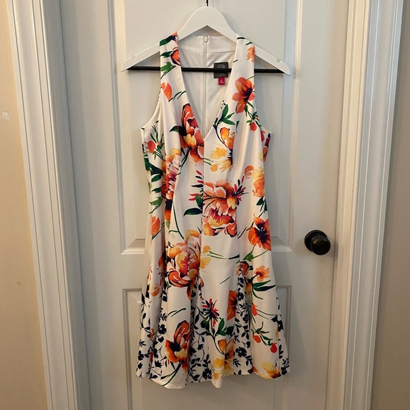 Vince Camuto Dresses & Skirts - BEAUTIFUL Vince Camuto Floral Sleeveless Dress Size 10
